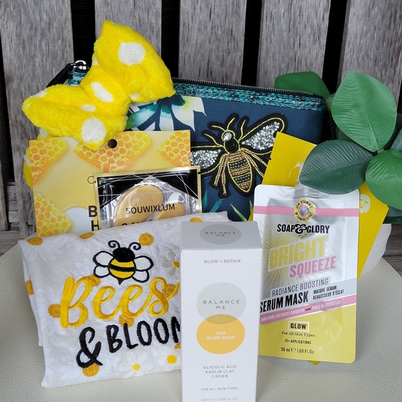Other - Bee and Floral Beauty Gift Set